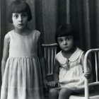 Ana y Remedios Pomares en la foto que sirve de portada al libro.