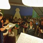 Lleno en el sótano de La Dulce Alianza durante un recital.