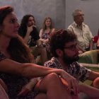 Asistentes a una charla sobre fotografía en La Oficina.