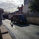 El furgón fúnebre abandona el lugar del triste suceso.