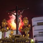 Impresionante imagen del Santísimo Cristo de La Luz durante la ofrenda de 900 docenas de cohetes de la Peña El Cohete.