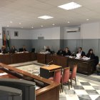 Panorámica de la sala, con la acusada a la derecha intentando ocultar su cara ante los medios