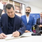 Josep Roca firmando en el libro de honor de \'Almería 2019\'