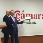 Diego Martínez Cano entrega una placa a Jesús Miranda Hita.