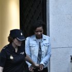 Ana Julia Quezada sale de la Audiencia Provincial rumbo a El Acebuche.