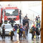 Bomberos y policías locales en las tareas de rescate en el túnel de la Carretera de Níjar.