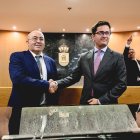 Góngora y Bonilla estrechando las manos tras el pleno de investidura.