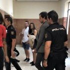 El acusado llega esposado y escoltado a la sala