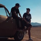 Artista y director posan con la furgoneta Dodge.