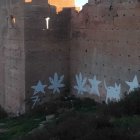 Pintadas en la muralla del cerro de San Cristóbal.