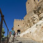 Visitantes entran y salen del Conjunto Monumental de La Alcazaba.