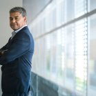 El rector de la Universidad de Almería posa para Juan Sánchez en uno de los pasillos del Rectorado