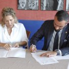 Momento de la firma del acuerdo entre el Almería y Vera Import.