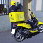 Un cartero de Correos en Almería.