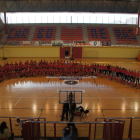 Los alumnos de la Escuela en el centro de la pista.