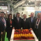 Luis Planas en su visita al stand de Hortiespaña-Coexphal.
