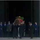 El féretro del dictador Francisco Franco sale de la Basílica.