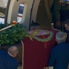 Introducen el féretro en el helicóptero.