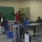 Captura del vídeo en el que los alumnos agreden a una profesora.