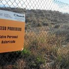 Cartel de aviso que limita e impide el paso a la zona expuesta a las bombas en Palomares.