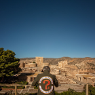 George Christie, expresidente del club motero, observa la Alcazaba de Almería.
