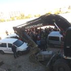 Concentración de vecinos rodeando la maquinaria llegada a la zona.