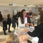 Rocío de Mer vota en el Colegio Clara Campoamor de Huércal de Almería.
