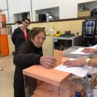 Isabel López Rubio deposita su papeleta.