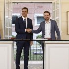 Imagen de archivo de Sánchez e Iglesias tras firmar en la Moncloa un acuerdo para los Presupuestos.