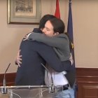 Sánchez e Iglesias se dan una abrazo tras la firma del documento.