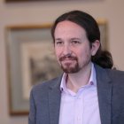 El líder de Podemos, Pablo Iglesias, tras la rueda de prensa en el Congreso de los Diputados.