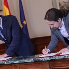 Firma del principio de acuerdo entre Sánchez e Iglesias.