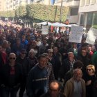 Manifestantes a su paso por el Paseo de Almería.