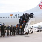 Los legionarios suben al avión rumbo a Líbano