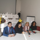 Responsables provinciales de la Cruz Roja y padres del programa de acogimiento.