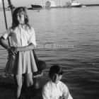 Victoria Abril de niña, en el Puerto de Almería.