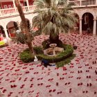 Vista general del claustro de la Escuela de Arte con los zapatos.