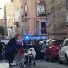 Revuelo en la calle Camponegro tras el incendio que se ha declarado este miércoles.