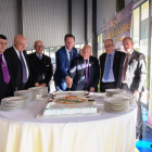 Paco Bonet cortando la tarta de cumpleaños.
