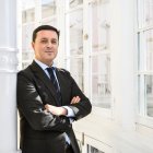 Javier Aureliano García posa en el balcón del despacho de Presidencia del Palacio Provincial en la calle Navarro Rodrigo