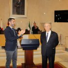 El alcalde impuso el Escudo de Oro de la ciudad a Guillermo Blanes.