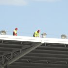 Operarios trabajando en el techo del Mediterráneo.