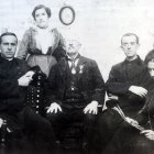 El profesor rodeado de su familia en su casa de María.