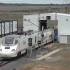 Un tren Alvia pasa por un cambiador de ancho de vía similar al que se está construyendo cerca de Granada.