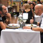 Néstor Jiménez, a la derecha, durante su paso por el programa de citas.