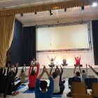 Los internos de la prisión en la clase de yoga impartida por Olalla Martínez.