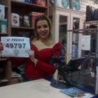 Amanda Miralles muestra el cartel con el cuarto premio vendido en su local.