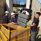 Los operarios colocando los nuevos focos LED en la cesta.