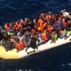 Imagen de archivo de una patera rescatada en el Mar de Alborán.