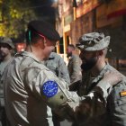 El general muestra su apoyo a un legionario